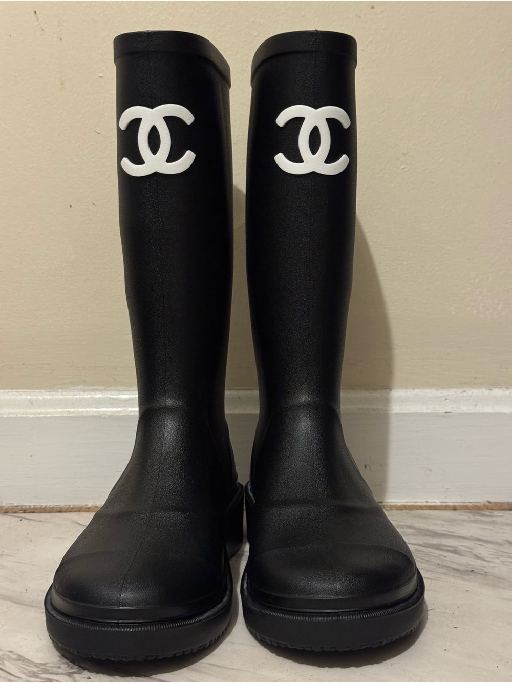 CHANEL Black Quilted Interlocking CC Detail - Picture 1 of 6